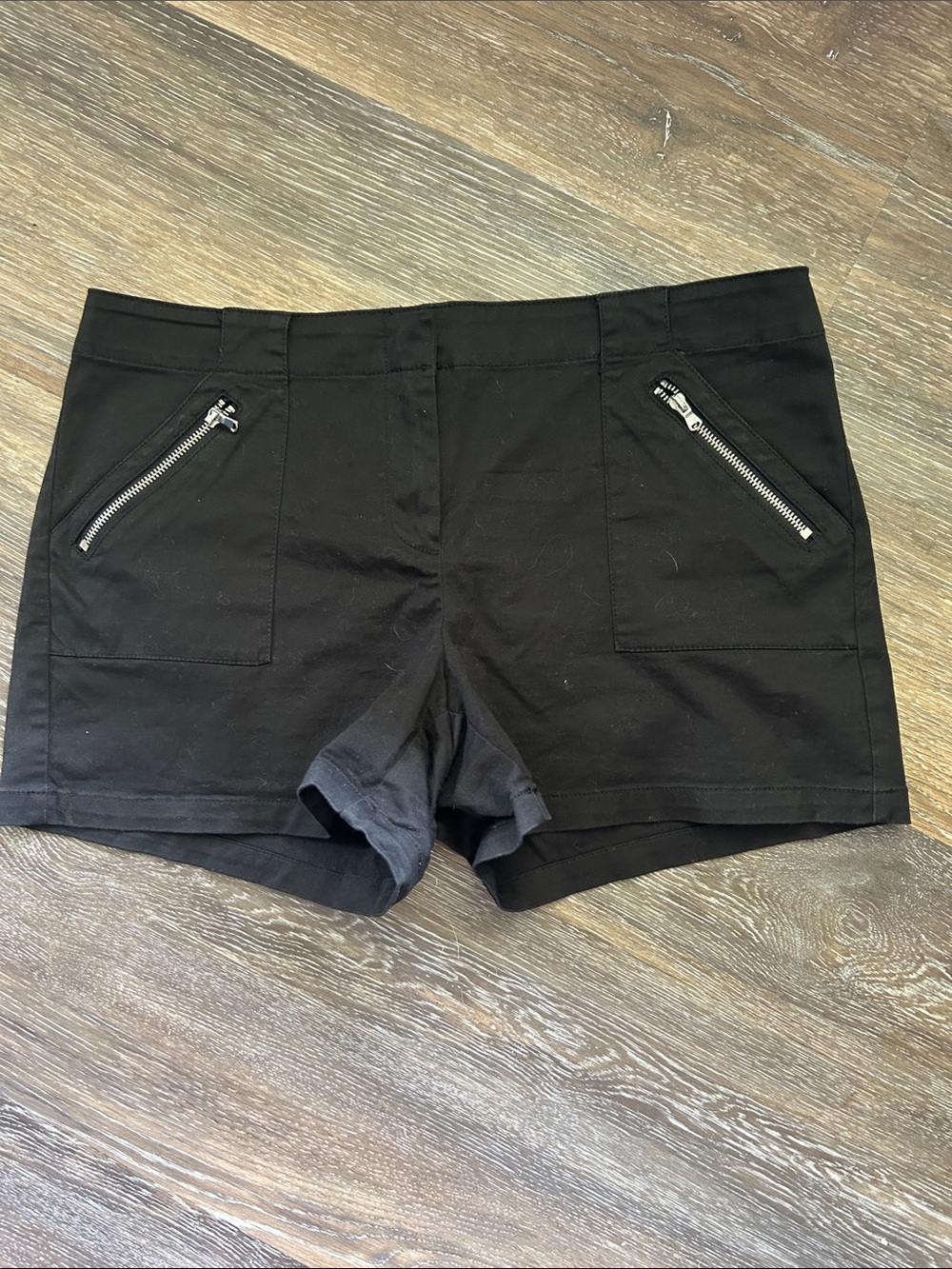 M220 New York and Company Black shorts Sz 10
